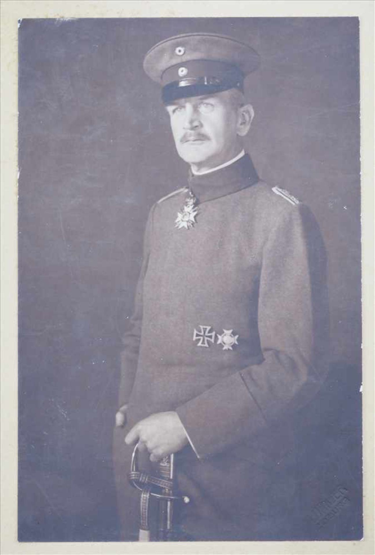 Sachsen Coburg Gotha: Offiziers Porträt.Kniestück mit angelegtem Ordenschmuck.22 x 17 cm.