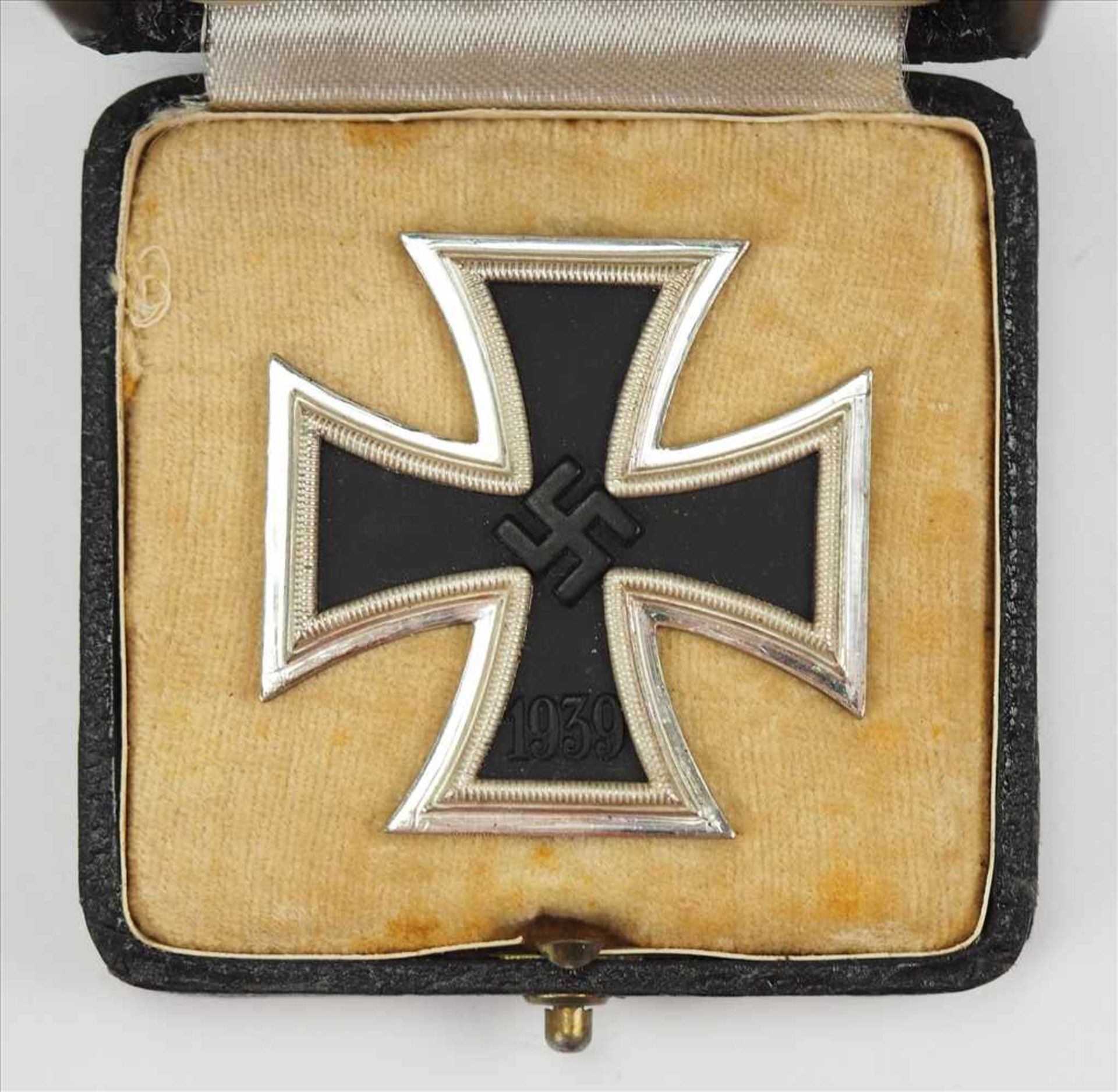 Eisernes Kreuz, 1939, 1. Klasse, im Etui - L/11.Geschwärzter Eisenkern, silberne Zarge, an Nadel, - Image 2 of 6