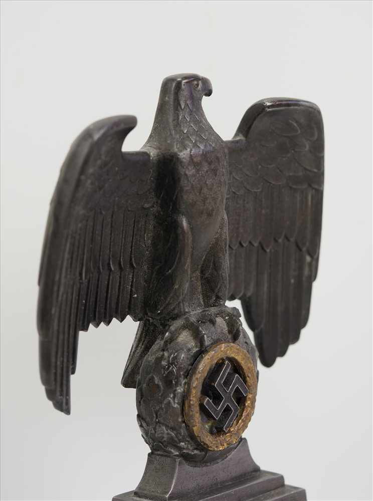 Adler Tischdekoration.Adler mit Swastika in den Fängen, auf Steinsockel. Der Adler gegossen und wohl - Image 2 of 3