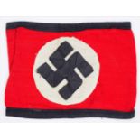 SS Armbinde.Rotes Tuch, weiß-schwarz aufgenähte Kanten und Kreis mit Swastika, am Rand gestempelt.