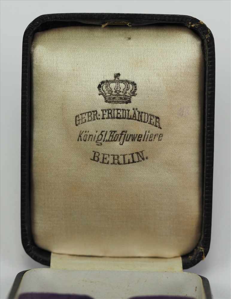 Hohenzollern: Goldene Ehrenmedaille Etui.Schwarzes Verleihungsetui, golden aufgelegte Lettern H. G. - Image 3 of 3