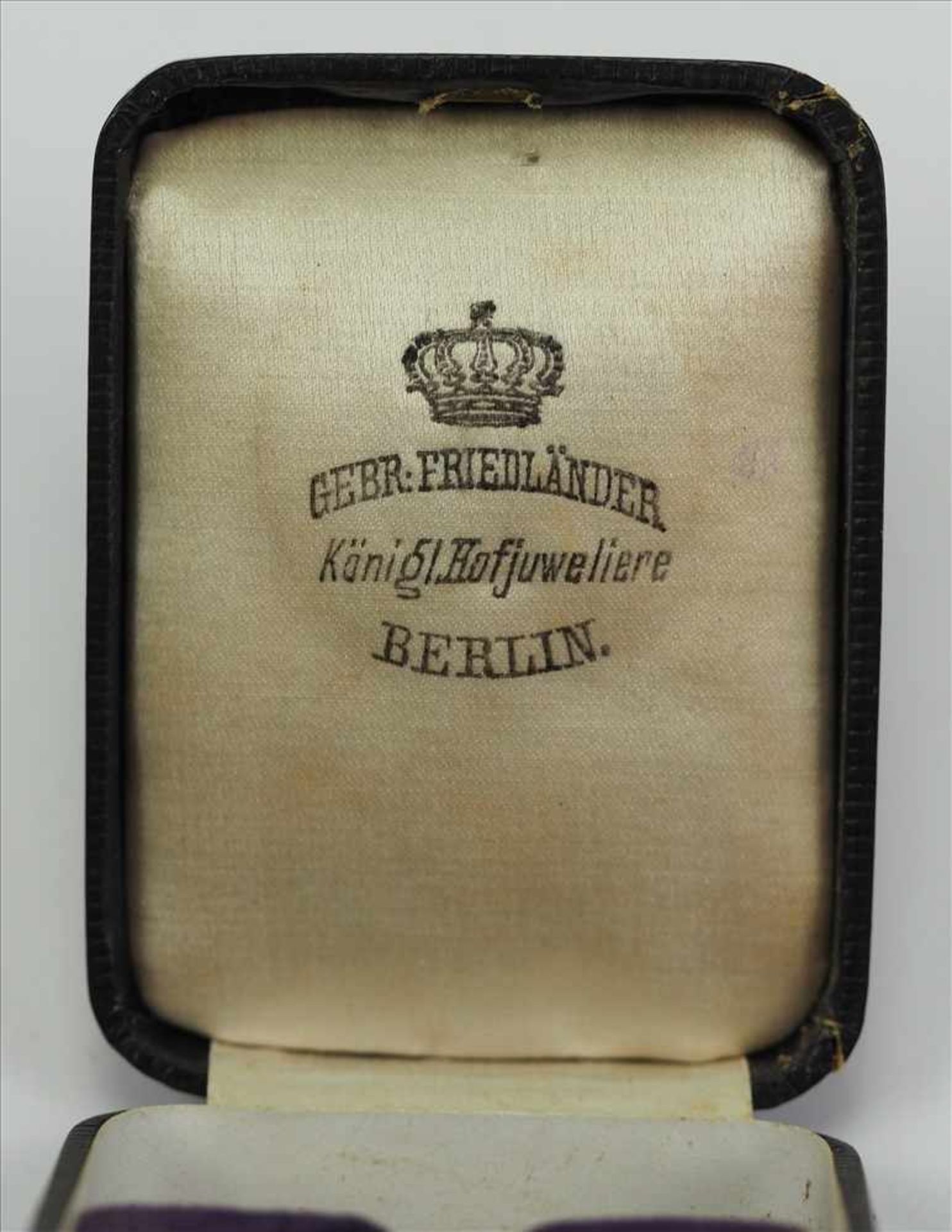 Hohenzollern: Goldene Ehrenmedaille Etui.Schwarzes Verleihungsetui, golden aufgelegte Lettern H. G. - Bild 3 aus 3