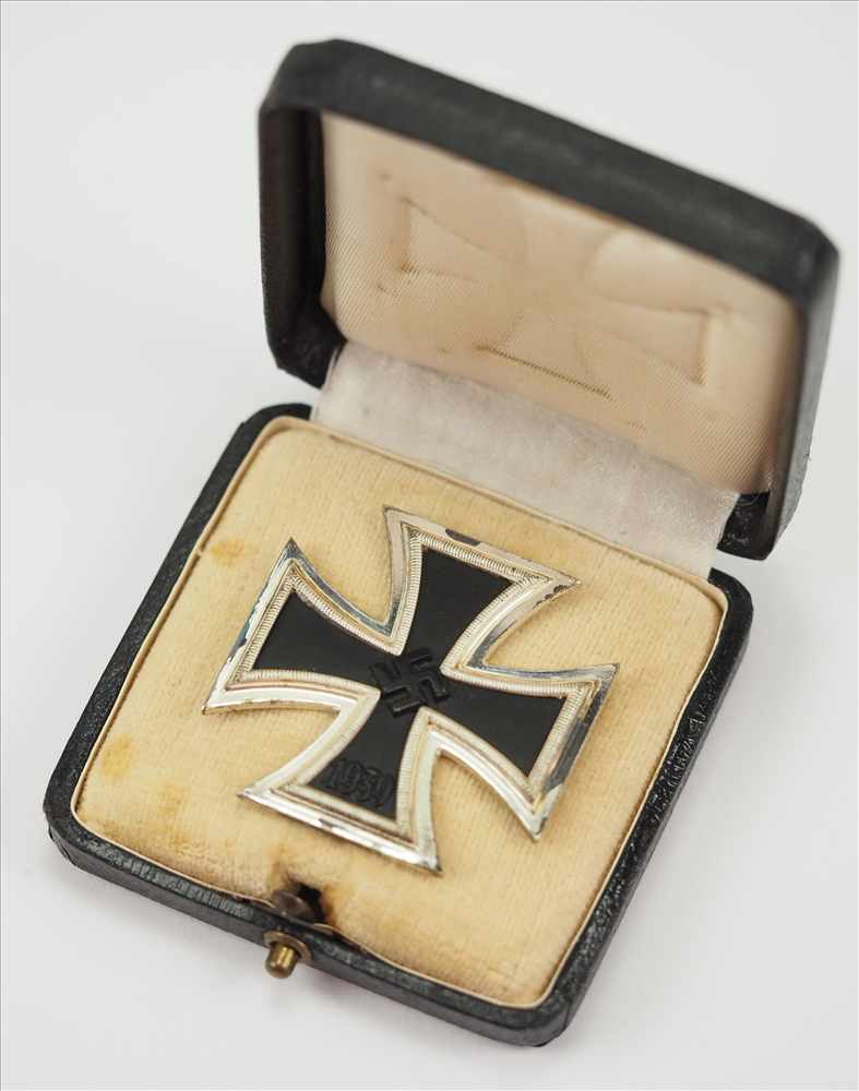 Eisernes Kreuz, 1939, 1. Klasse, im Etui.Geschwärzter Eisenkern, versilberte Zarge, frostig polierte