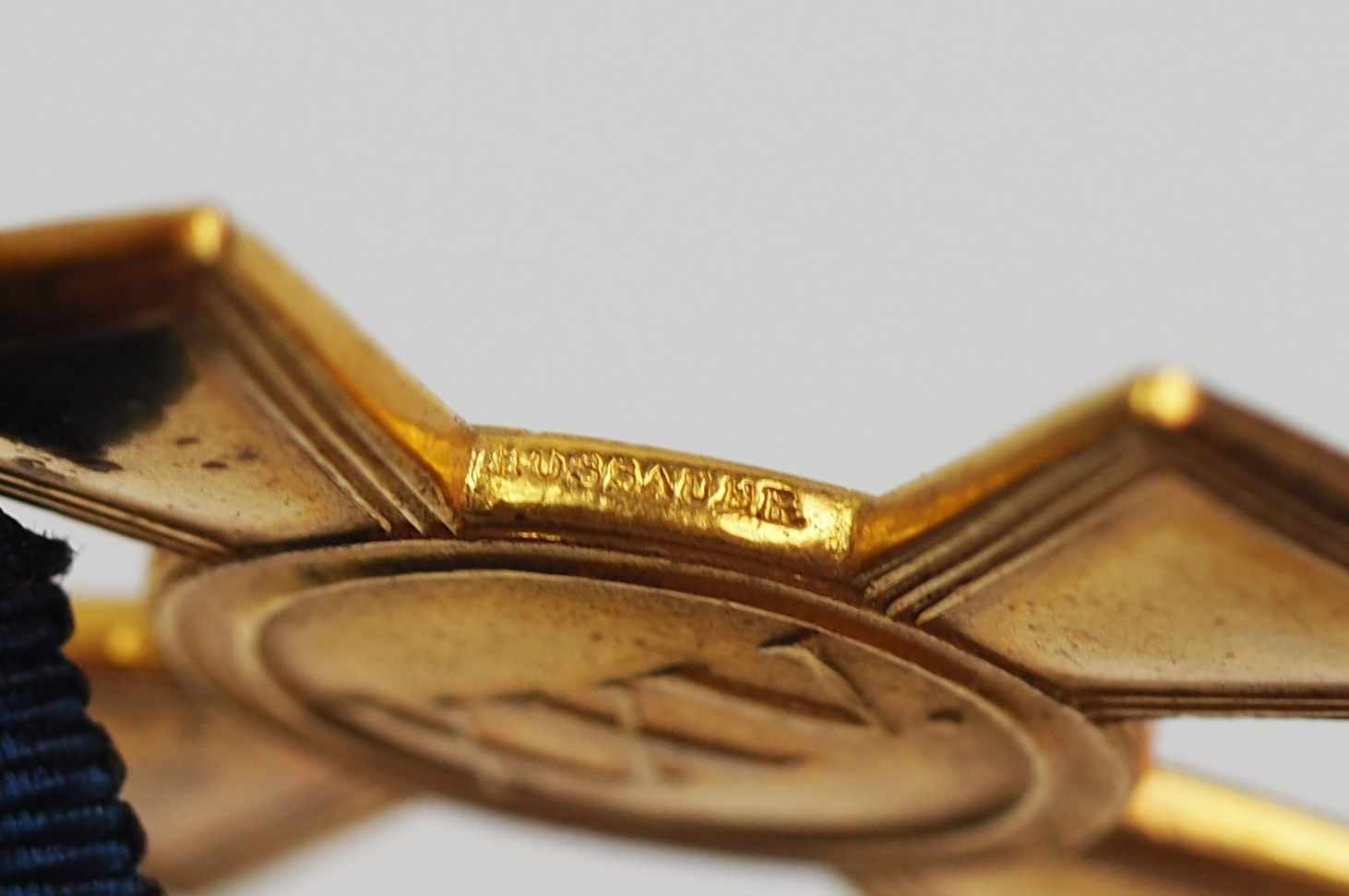 Preussen: Offiziers Dienstauszeichnung, für 25 Jahre - HOSSAUER.Bronze vergoldet, polierte Kanten, - Image 3 of 4