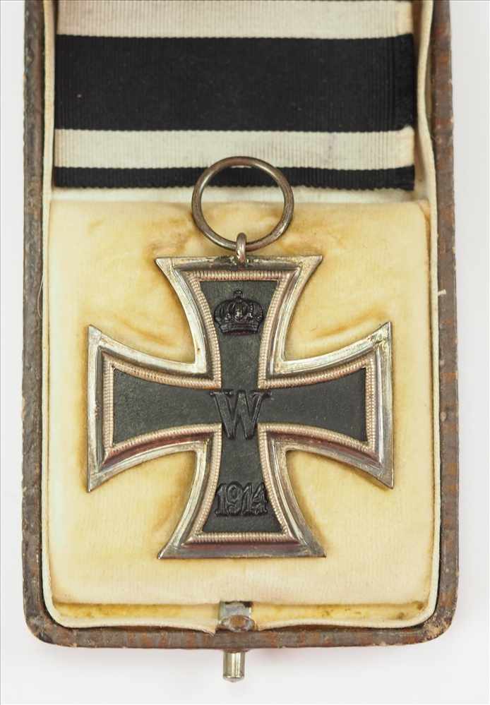 Preussen: Eisernes Kreuz, 1914, 2. Klasse, im Etui.Geschwärzter Eisenkern, Silber Zarge, im - Image 2 of 4