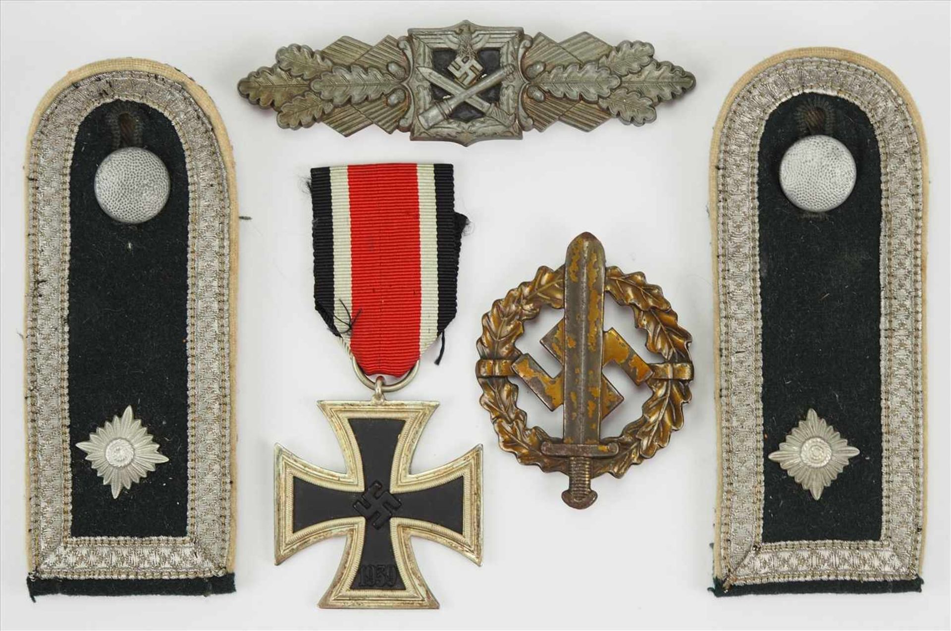 Nachlass eines Feldwebels.1.) Eisernes Kreuz, 1939, 2. Klasse, 2.) Nahkampfspange, in Bronze, 3.)