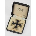 Eisernes Kreuz, 1939, 1. Klasse, im Etui - L/52.Geschwärzter Eisenkern, silberne Zarge, an Nadel, im