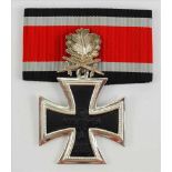 1957: Ritterkreuz des Eisernen Kreuzes mit Eichenlaub und Schwertern.Geschwärzter Kern, Silber Zarge