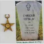 USA: Bronze Star - Vietnam Veteran.Bronze, rückseitig graviert, dazu Abbildung des Grabsteins der