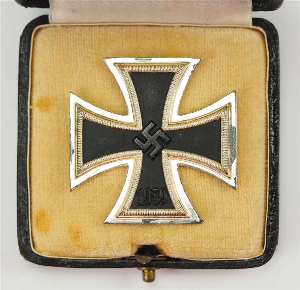 Eisernes Kreuz, 1939, 1. Klasse, im Etui.Geschwärzter Eisenkern, versilberte Zarge, frostig polierte - Image 2 of 5