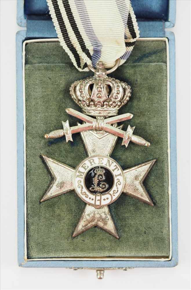 Bayern: Militär-Verdienstkreuz, 2. Klasse mit Krone und Schwertern.Versilbert, das Medaillon