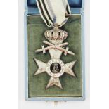 Bayern: Militär-Verdienstkreuz, 2. Klasse mit Krone und Schwertern.Versilbert, das Medaillon