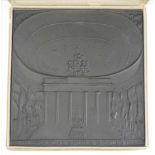 XI. Olympische Spiele Berlin 1936 - Eisengussplakette, im Etui.Eisen, geschwärzt, Brandenburger Tor,