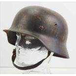 Wehrmacht: Stahlhelm M40.Helm in ordentlichem Zustand, im Nacken DN77 gemarkt, Innenfutter mit
