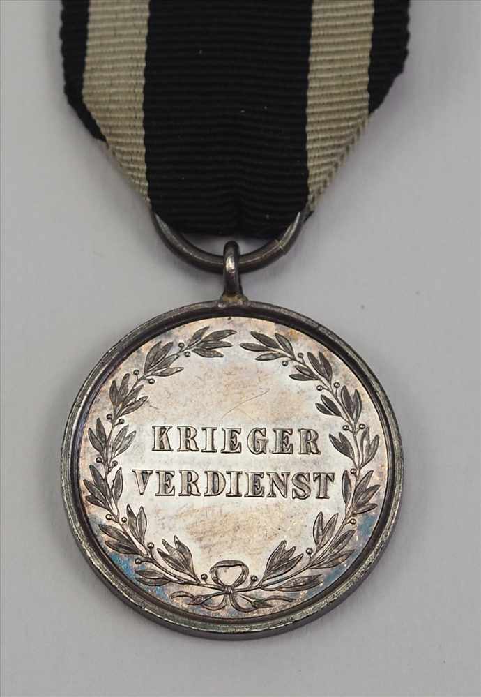 Preussen: Krieger-Verdienstmedaille.Silber, am Bande. - Image 2 of 2