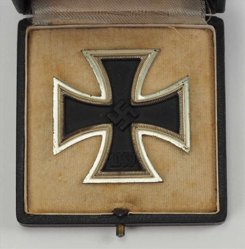 Eisernes Kreuz, 1939, 1. Klasse, im Etui - L 54. Geschwärzter Eisenkern, versilberte Zarge, - Image 2 of 6