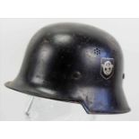 Polizei: Stahlhelm.Schwarz lackierter Helm, das Polizei-Emblem zu mehr als 80% erhalten, das