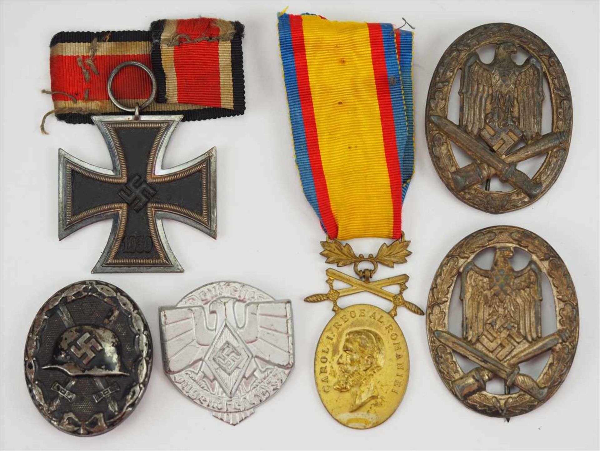 Nachlass eines Frontsoldaten.1.) Eisernes Kreuz, 1939, 2. Klasse, 2.) Allgemeines Ehrenzeichen, hohl