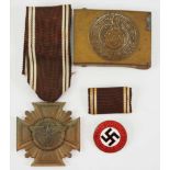 Nachlass eines NSDAP Partei-Mitglieds.1.) NSDAP Dienstauszeichnung, 1. Stufe, dazu Feldschnalle, 2.)
