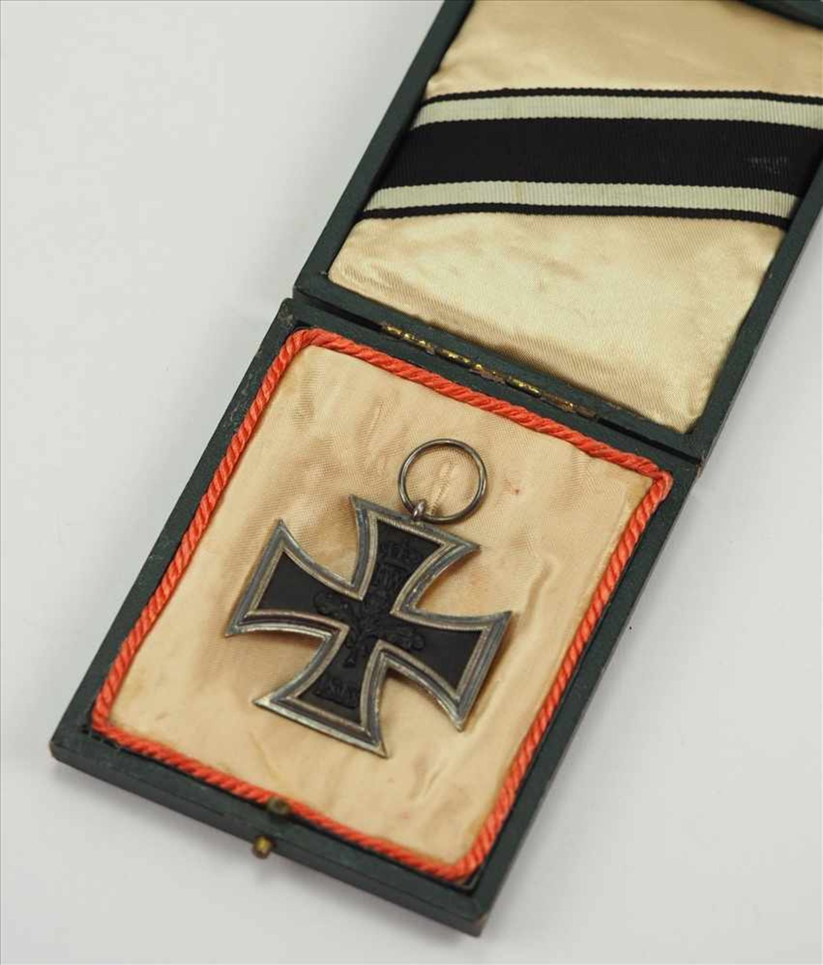 Preussen: Eisernes Kreuz, 1914, 2. Klasse, im Etui.Geschwärzter Eisenkern, Silber-Zarge, mit - Bild 2 aus 3