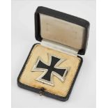 Eisernes Kreuz, 1939, 1. Klasse, im Etui - L/11.Geschwärzter Eisenkern, silberne Zarge, an Nadel,