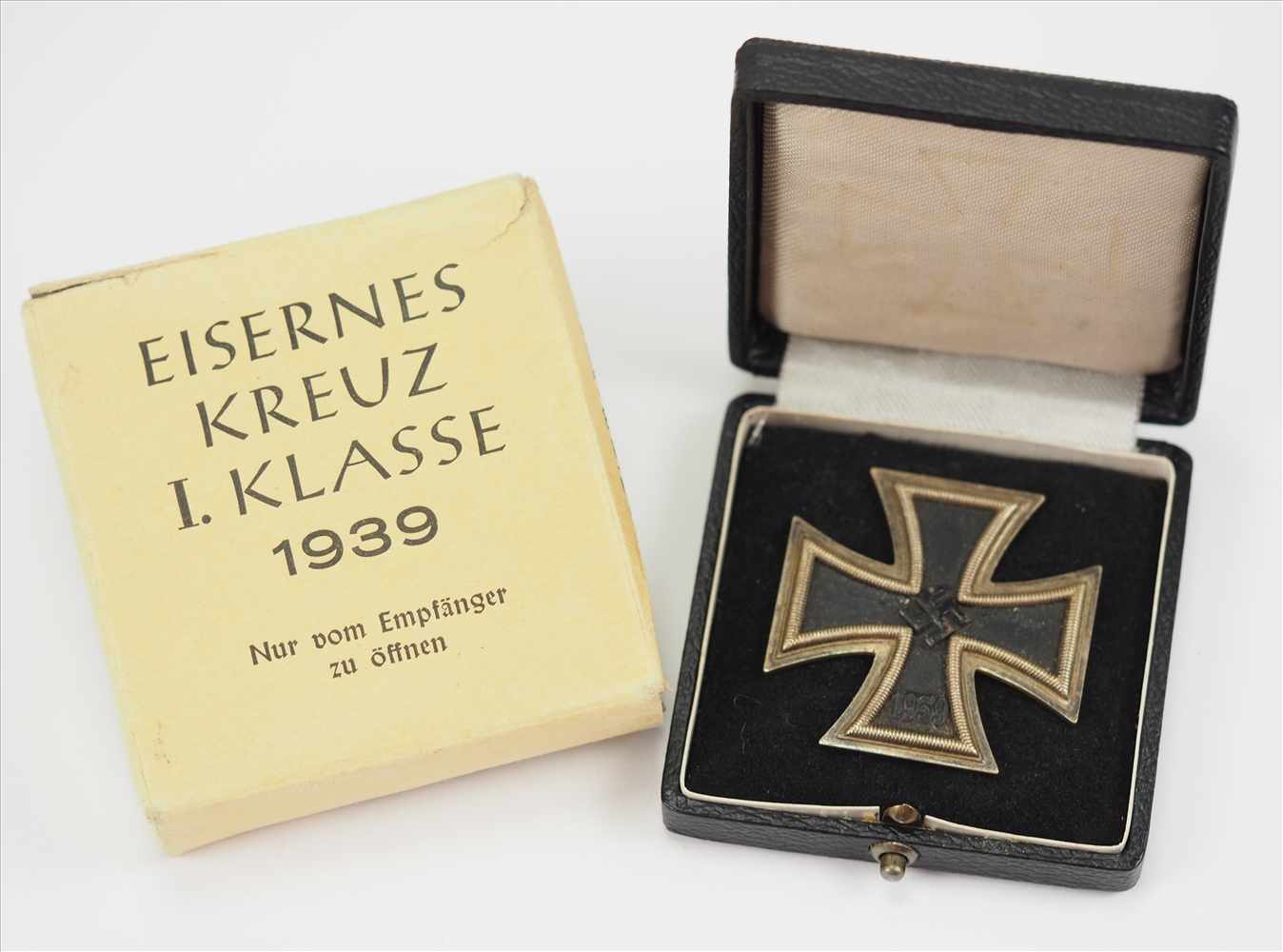 Eisernes Kreuz, 1939, 1. Klasse, im Etui, mit Überkarton - 6.Geschwärzter Eisenkern, versilberte