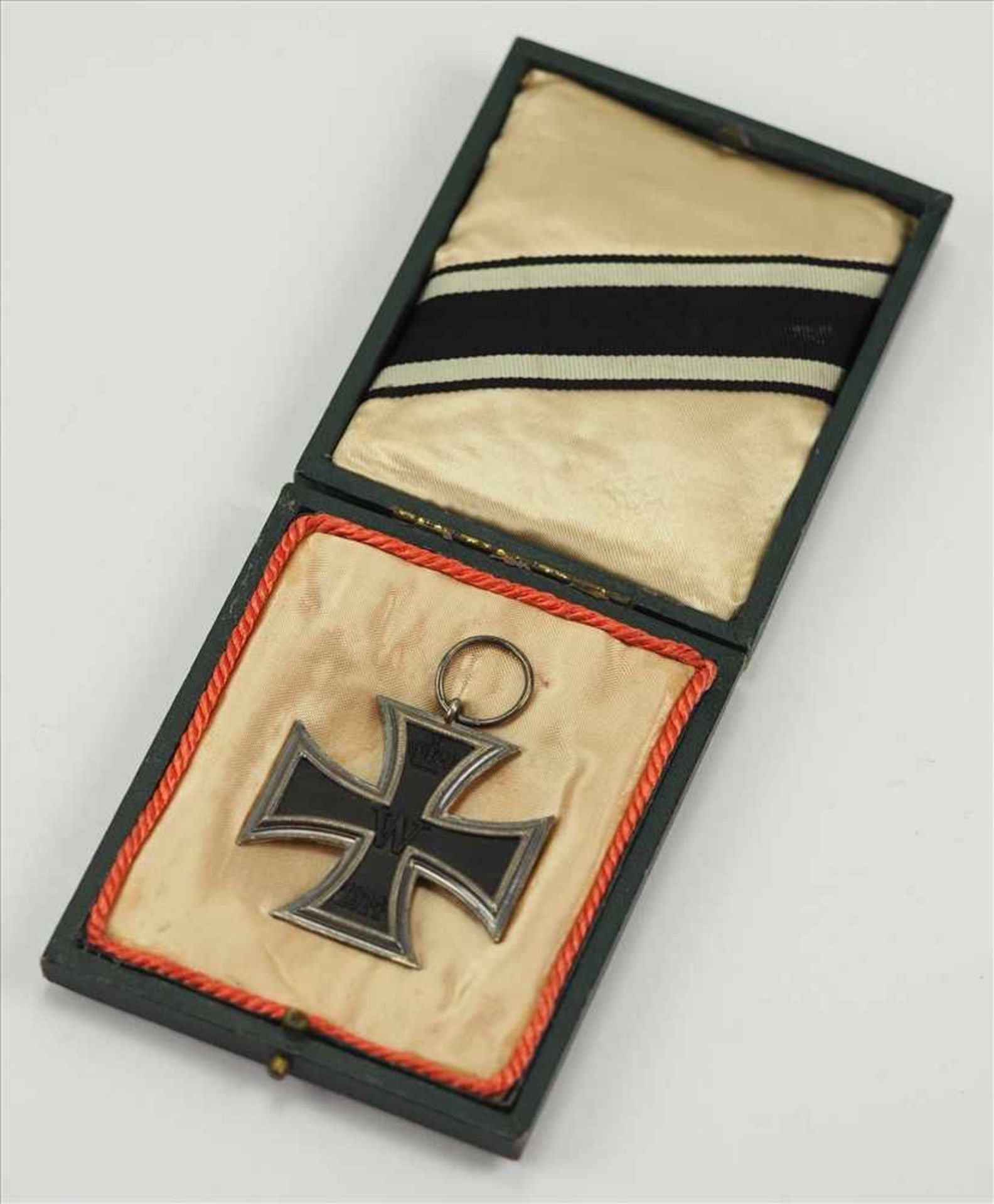 Preussen: Eisernes Kreuz, 1914, 2. Klasse, im Etui.Geschwärzter Eisenkern, Silber-Zarge, mit
