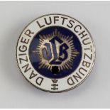 Danzig: Luftschutzbund Abzeichen.Buntmetall versilbert und emailliert, GES.GESCH. gemarkt, an