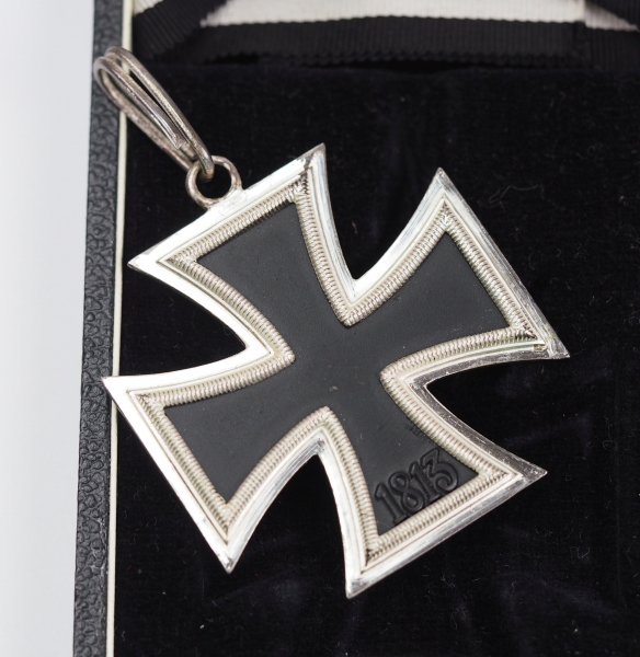 1957: Ritterkreuz des Eisernen Kreuzes, mit Eichenlaub, im Etui.Geschwärzter Eisenkern, Silber - Image 2 of 2