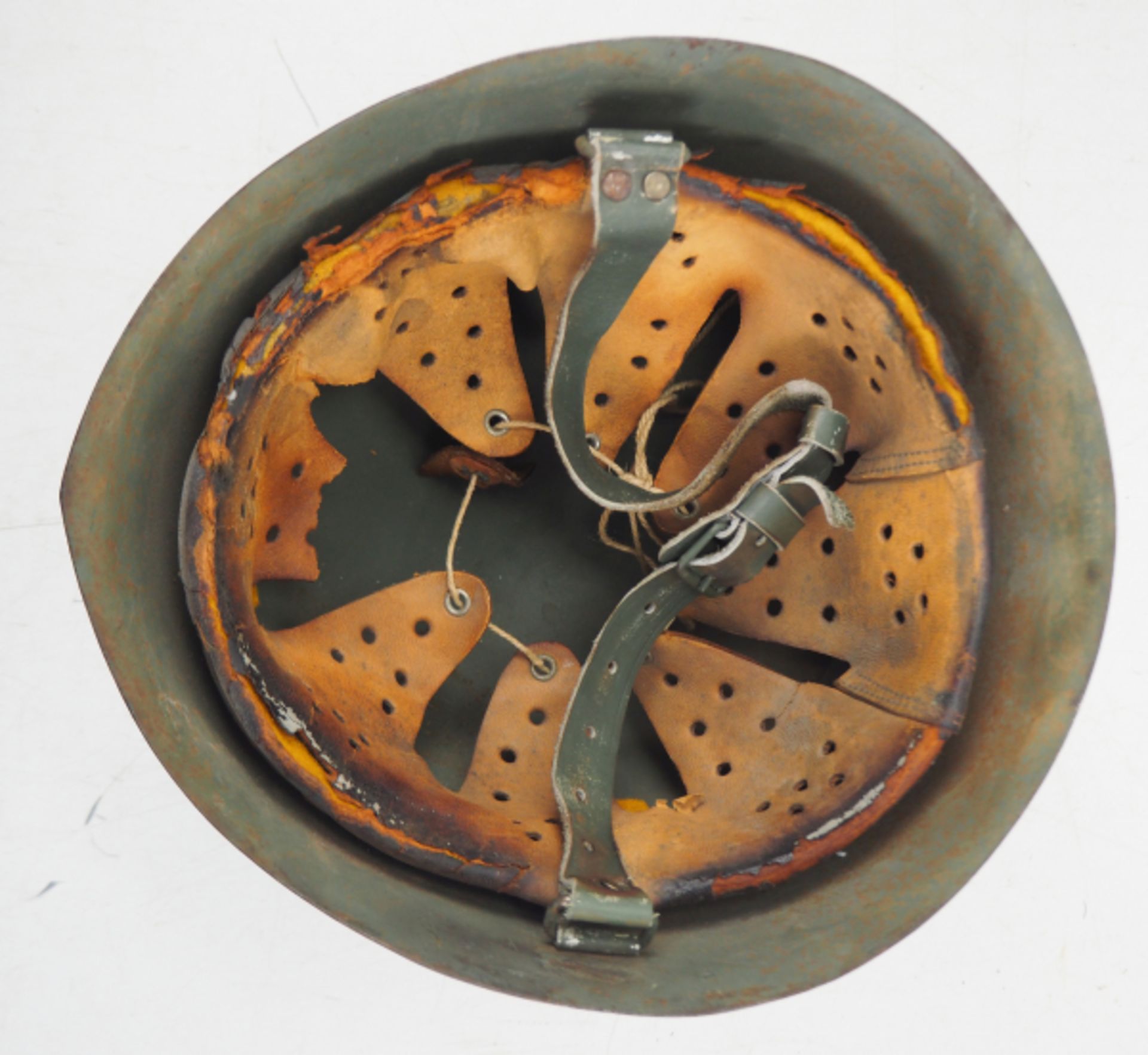 SS: Italien, Stahlhelm M33.Olivfarbene Glocke, mit Nationale und Runen, mit Innenfutter und - Bild 5 aus 5