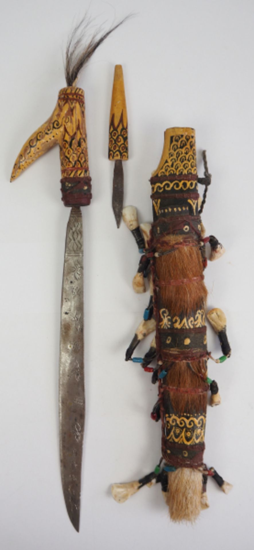 Mali: Fulbe - Zeremonialdolch.Klinge mit geschlagenen Verziehrungen, gemalten Heft in Form eines