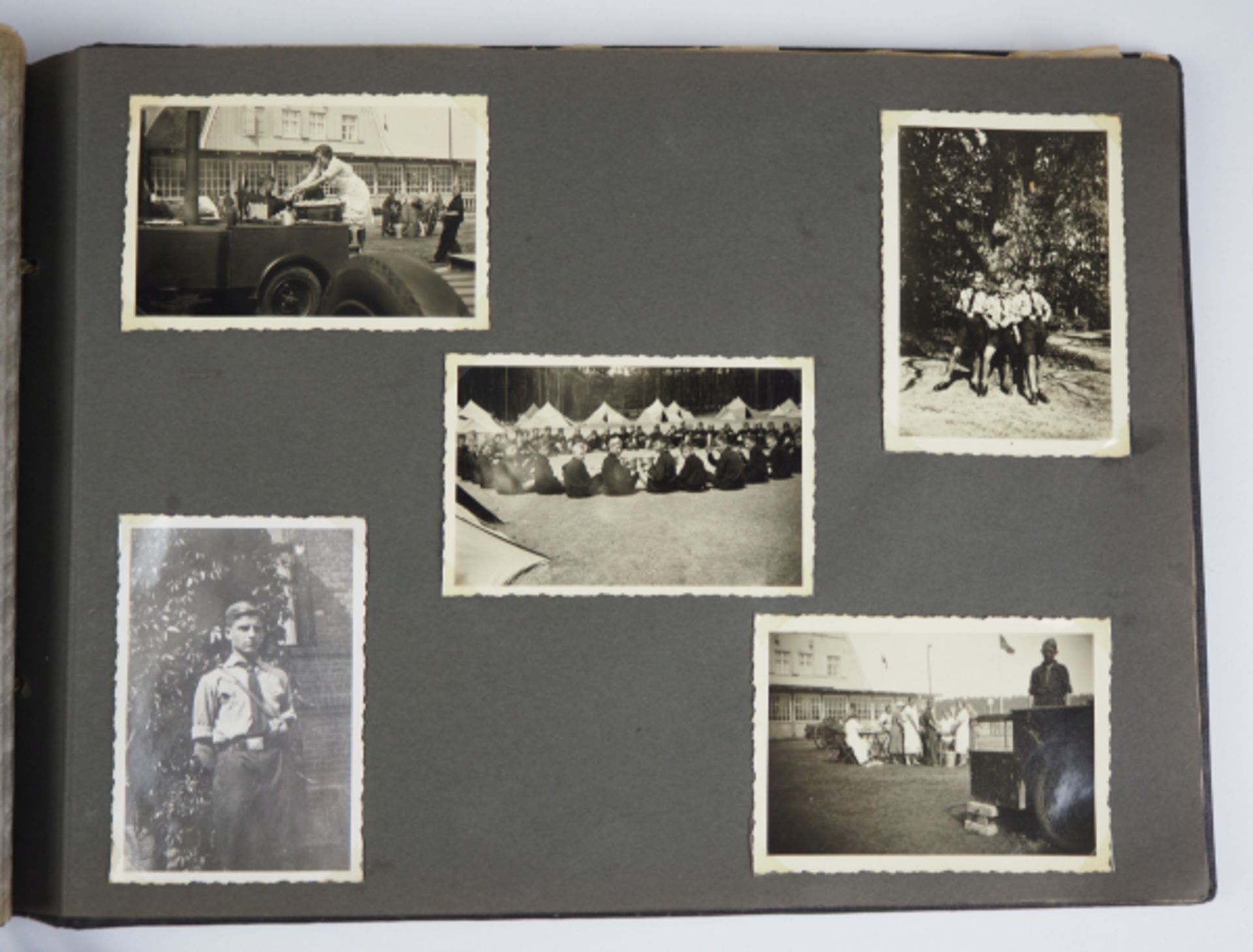 Hitlerjugend Fotoalbum.Dunklelbrauner Einband mit silberner Prägung, aufgelegtes Abzeichen, 105 - Image 4 of 5