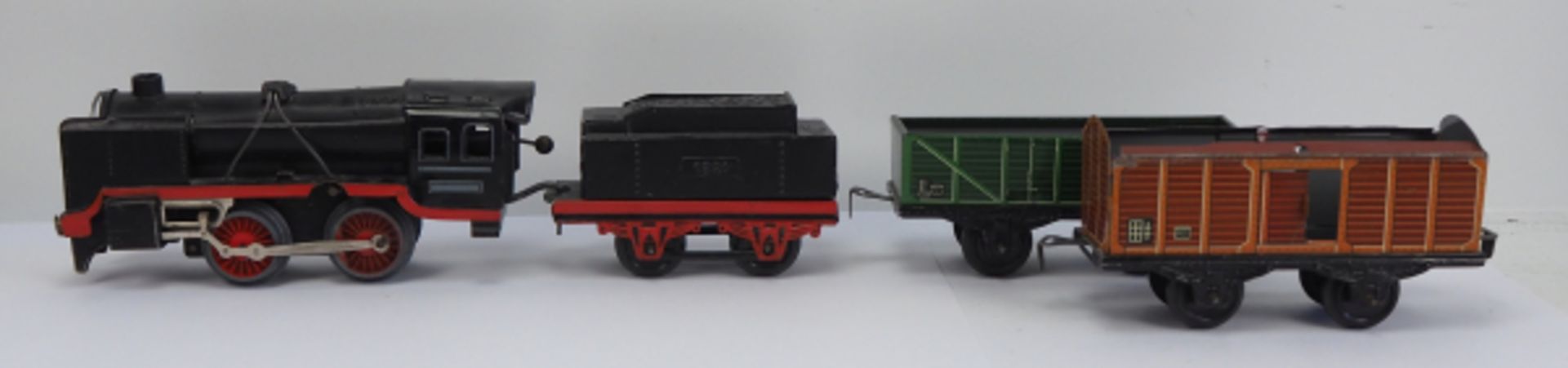 Blech-Eisenbahn.Lokomotive mit Tender sowie zwei Wagons.Zustand: II