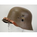 Wehrmacht: Stahlhelm M18 - Doppelemblem.Erdbraune, original lackierte Glocke, mit Adler und