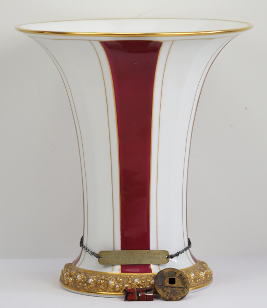 SA: Siegerpokal der SA-Standarte 8 von Rosenthal.Ausladende Porzellanvase Modell MARIA, breiter