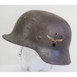 Luftwaffe: Stahlhelm M35, Doppelemblem.Originallack auf der Glocke mit Adler und Nationale, je zu