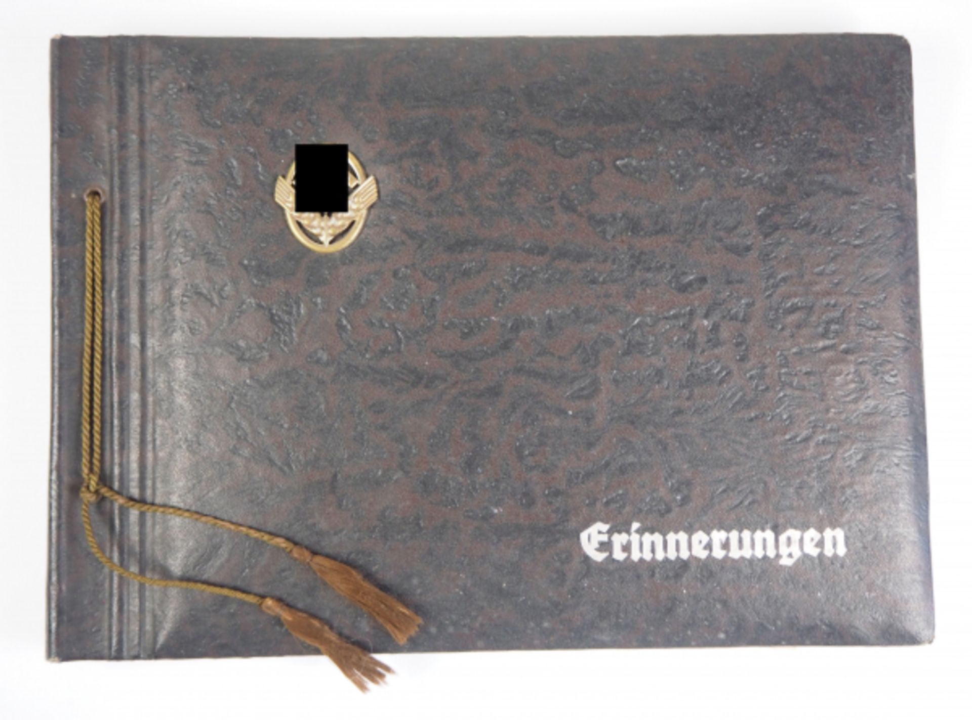 Hitlerjugend Fotoalbum.Dunklelbrauner Einband mit silberner Prägung, aufgelegtes Abzeichen, 105