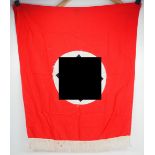 Swastika Podiumsbehang.Rotes Tuch, aufgenähte schwarze Swastika auf weißem Grund, mit