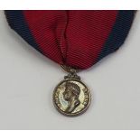 Großbritannien: Waterloo-Medaillen Miniatur.Silber, mit Zieragraffe, am breiten Originalband.
