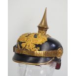 Preussen: Pickelhaube für Offiziere.Schwarzer Vulkanfiber Korpus, der Alder golden, Teller mit