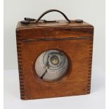 Brieftaubenuhr - Coulet Imperator.Holzgehäuse, Metallgehäuse der Uhr mit Glasdeckel und einliegender