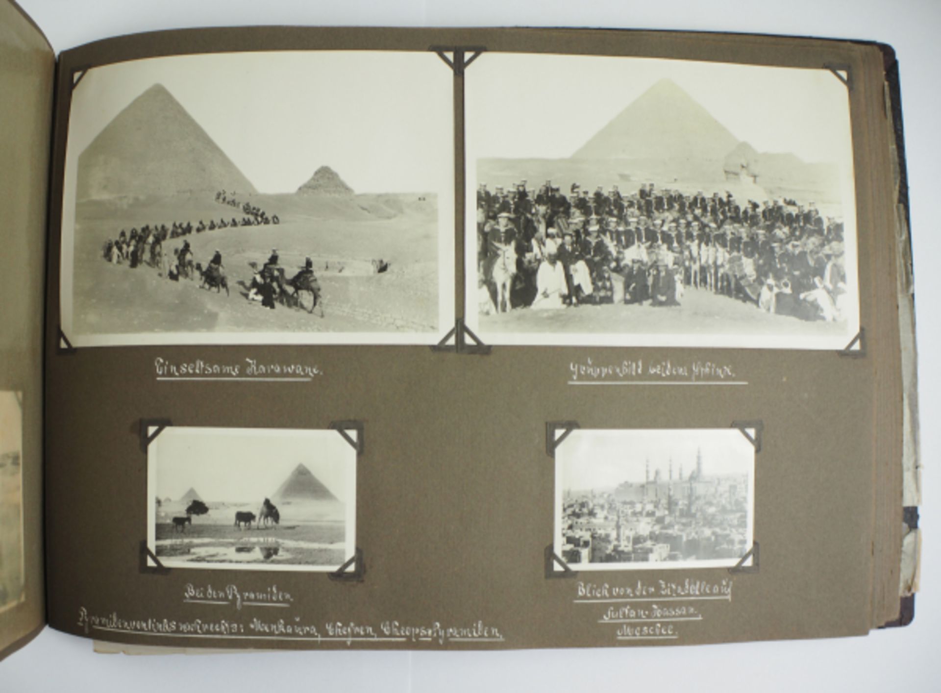 Fotoalbum der Weltreise des Kreuzers Hamburg 1926-1927.Schwarzer Einband mit aufwendiger - Image 9 of 11