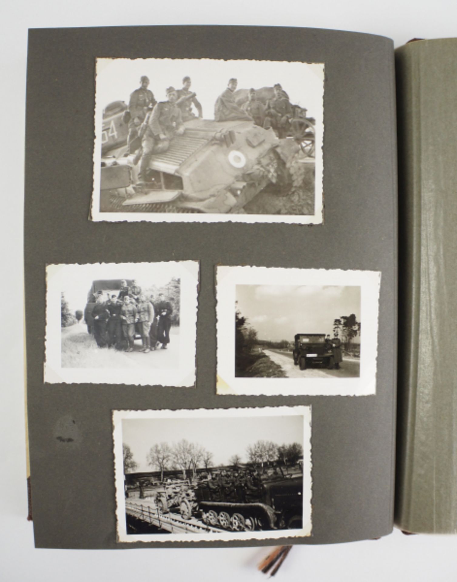 Fotoalbum eines Panzer-Soldaten.Einband mit aufgeprägtem Eisernen Kreuz, 106 Fotos, diverse Formate, - Bild 5 aus 8