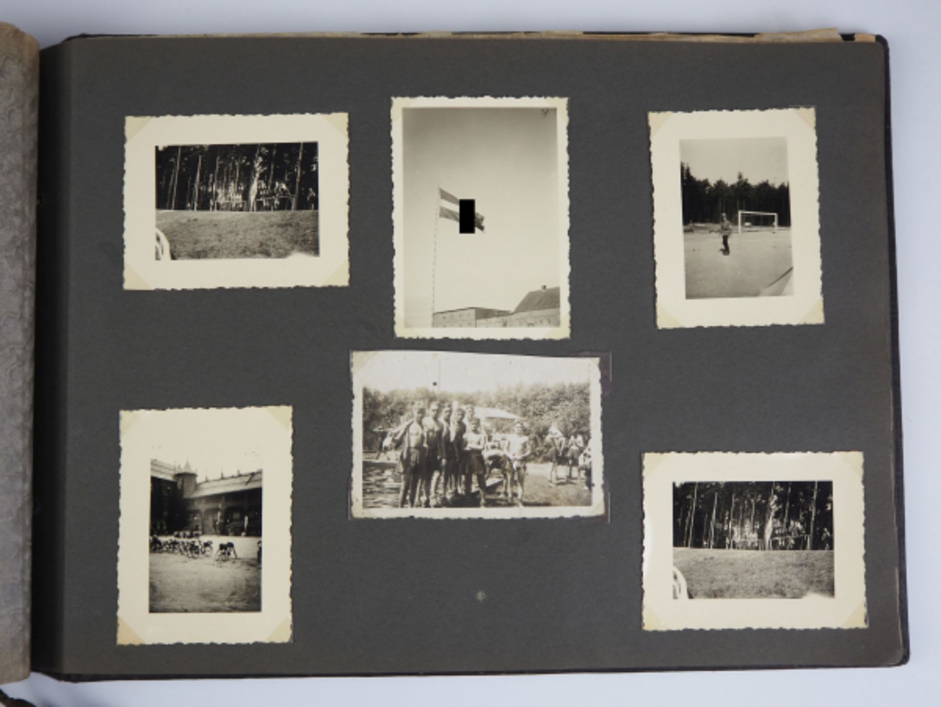 Hitlerjugend Fotoalbum.Dunklelbrauner Einband mit silberner Prägung, aufgelegtes Abzeichen, 105 - Image 5 of 5