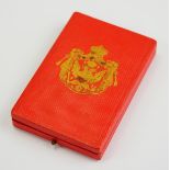 Montenegro: Danilo-Orden, Offizierskreuz Etui.Rotes Verleihungsetui, golden aufgeprägtes Wappen,