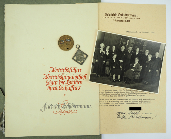 Nachlass eines Betriebsführers.1.) Mappe "Wir kapitulieren nie! 1939/40", 2.) Fahnenspitze, 3.) W. - Image 2 of 2