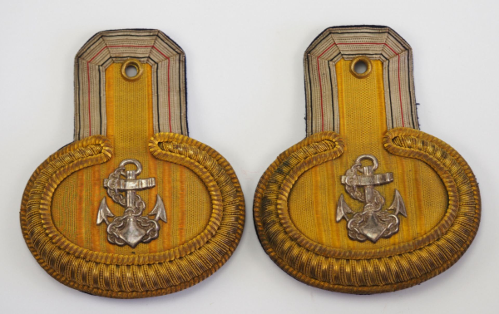 Kaiserliche Marine: Paar Epauletten.Goldene Felder, Litze mit schwarz-roten Durchzügen, silbern