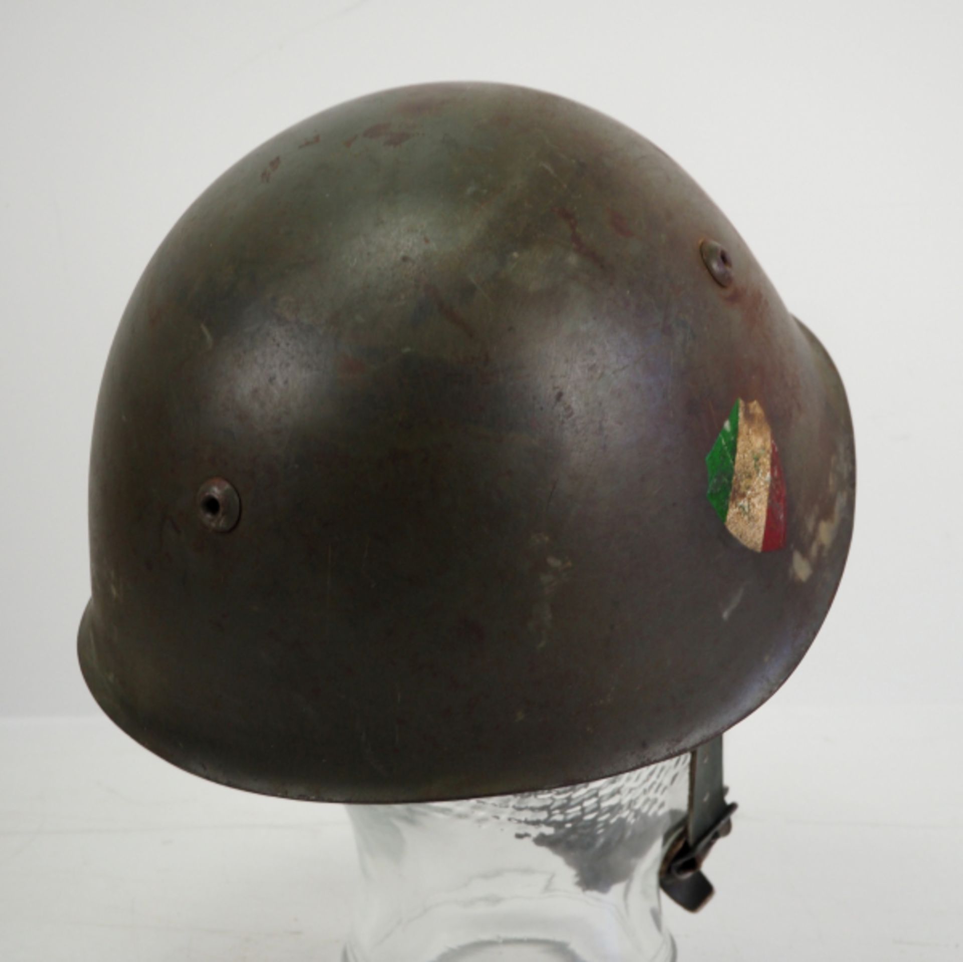 SS: Italien, Stahlhelm M33.Olivfarbene Glocke, mit Nationale und Runen, mit Innenfutter und - Bild 3 aus 5