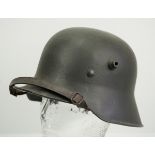 Stahlhelm M18.Olivgrün überlackierte Glocke, Innenfutter mit Stempelung 53 D.R.G.M. sowie zwei