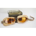 Wehrmacht: Schutzbrille mit Dose.Schutzbrille mit orangenen Gläsern, die Dose Oliv-lackiert.Zustand: